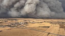 En esta imagen publicada por Agents Rurals de Catalunya, un incendio arde sin control en zonas agrícolas en la región de Segarra, en la región rural de Lleida, España, el martes 1 de julio de 2025. (AP Foto/ Agents Rurals de Catalunya)