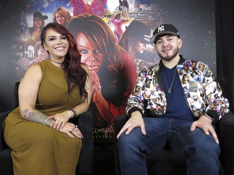 Jacqie Rivera, izquierda, y Johnny Lopez, hijos de la fallecida música Jenni Rivera, posan para un retrato para promover el álbum póstumo Misión cumplida, en la Ciudad de México el viernes 18 de agosto de 2023. (Foto AP/Berenice Bautista)