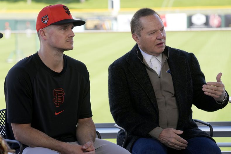 Scott Boras (derecha) agente del nuevo jugador de los Gigantes de San Francisco Matt Chapman (izquierda), responde a preguntas durante una conferencia de prensa anunciando su contratación el lunes 4 de marzo de 2024, en Scottsdale, Arizona. (AP Foto/Ross D. Franklin)