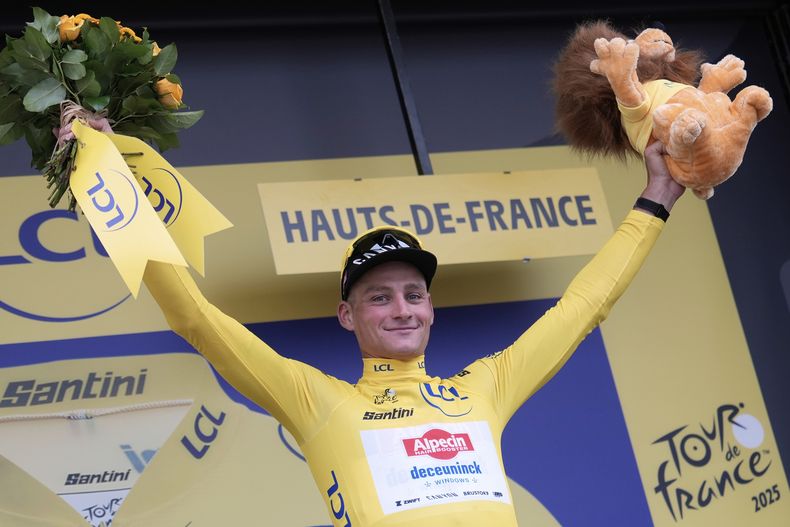 El neerlandés Mathieu van der Poel con el maillot amarillo de líder del Tour de Francia tras ganar la segunda etapa de 209,1 kilómetros de Lauwin-Planque a Boulogne-sur-Mer el domingo 6 de julio del 2025. (AP Foto/Mosaab Elshamy)