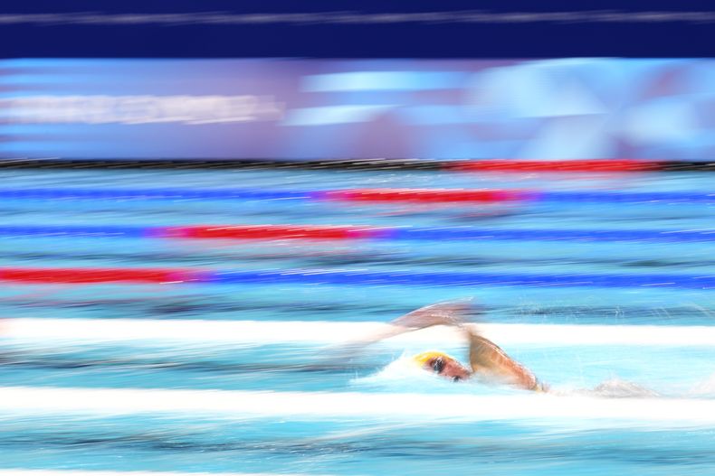 Un competidor en la natación de los Juegos Olímpicos en el estadio Arena de La Défense el jueves 1 de agosto de 2024, en Nanterre, Francia. (AP Foto/Ashley Landis)