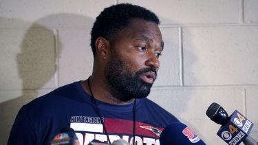 ARCHIVO - Foto del 29 de agosto del 2022 el entrenador de linebackers de los Patriots de Nueva Inglaterra Jerod Mayo habla con los reporteros. El viernes 12 de enero del 2024, los Patriots contratan a Mayo como nuevo entrenador en jefe tras la partida el jueves de Bill Belichick. (AP Foto/Steven Senne, Archivo)