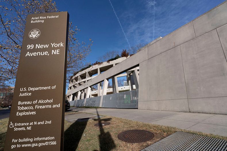 ARCHIVO – El edificio federal Ariel Rios, que aloja a la Oficina de Alcohol, Tabaco, Armas de Fuego y Explosivos de Estados Unidos (ATF, por sus siglas en inglés), el 8 de diciembre de 2024, en Washington. (AP Foto/Jose Luis Magana, Archivo)