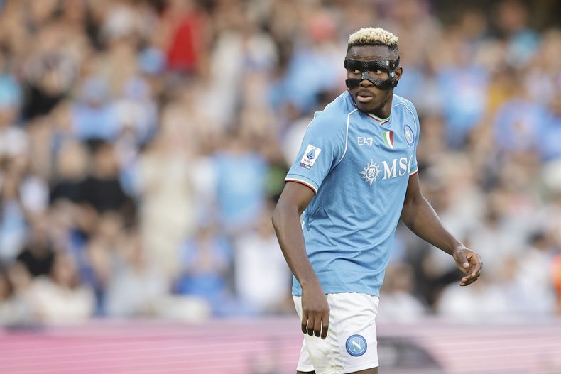 El delantero de Napoli Victor Osimhen durante el partido contra Lecce en la Serie A italian, el domingo 26 de mayo de 2024, en Nápoles. (Alessandro Garofalo/Lapresse vía AP)