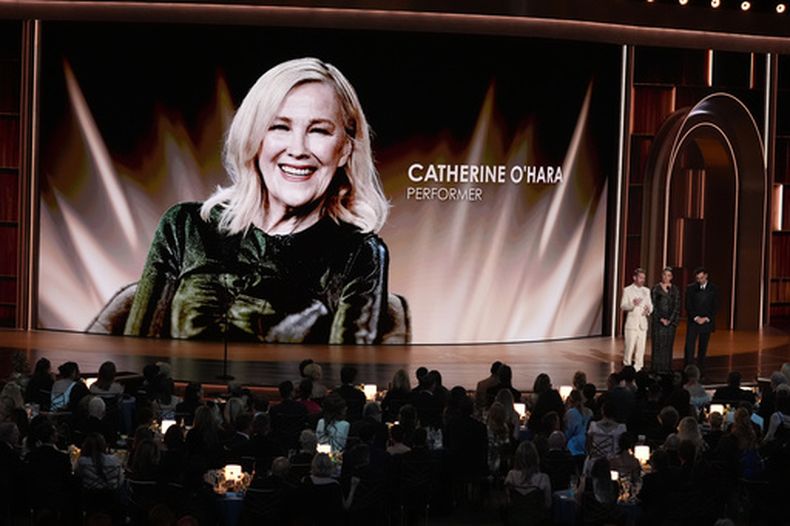 Macaulay Culkin, de izquierda a derecha, Annie Murphy y Dan Levy rinden homenaje a Catherine OHara durante la 78.ª edición de los premios Emmy, el lunes 14 de septiembre de 2026, en el Teatro Peacock de Los Ángeles. (Foto AP/Chris Pizzello)