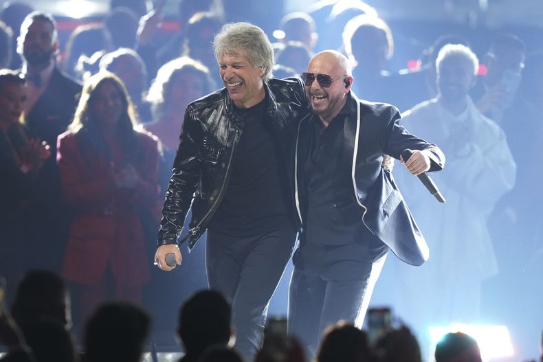 Pitbull y Jon Bon Jovi durante su presentación en la ceremonia del Latin Grammy el jueves 14 de noviembre de 2024, en Miami. (Foto AP/Lynne Sladky)