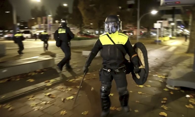 En esta imagen tomada de video, policías patrullan las calles de Ámsterdam el 11 de noviembre del 2024. (AP foto)