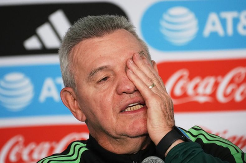 El técnico de México Javier Aguirre en una rueda de prensa previo al partido amistoso contra Portugal, el jueves 26 de marzo de 2026. (AP Foto/Marco Ugarte)