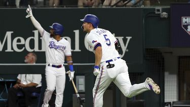 Corey Seager, de los Rangers de Texas, recorre las bases luego de conectar un jonrón solitario en el séptimo inning del juego del miércoles 14 de junio de 2023, ante los Angelinos de Los Ángeles (AP Foto/Richard W. Rodríguez)