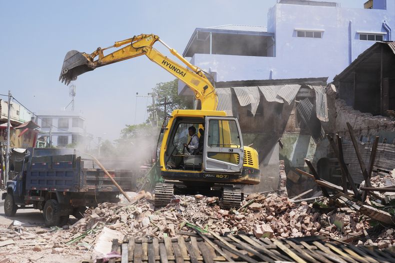 Un edificio destruido en el sismo en Naipyidó, Myanmar, el 2 de abril del 2025 (AP foto)