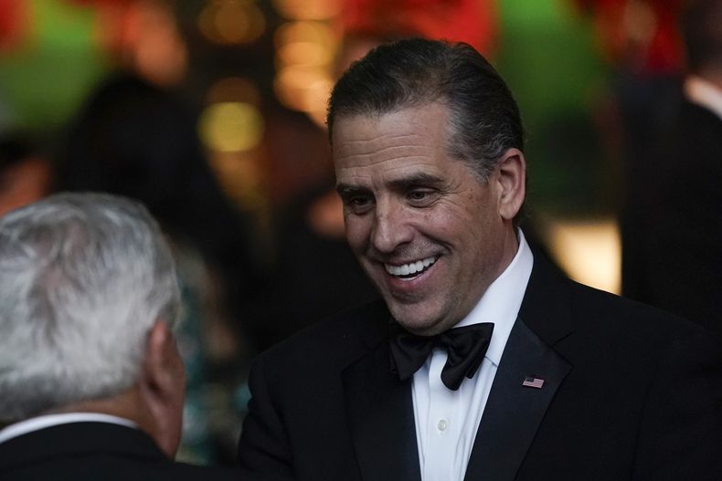 Hunter Biden habla con un invitado antes de que el presidente Joe Biden ofrezca un brindis durante una cena de Estado en honor del primer ministro indio Narendra Modi, el jueves 22 de junio de 2023, en la Casa Blanca en Washington. (AP Foto/Susan Walsh)
