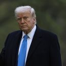 El presidente de Estados Unidos, Donald Trump, saluda a su llegada a la Casa Blanca en el Marine One, el domingo 6 de abril de 2025, en Washington. (AP Foto/Manuel Balce Ceneta)