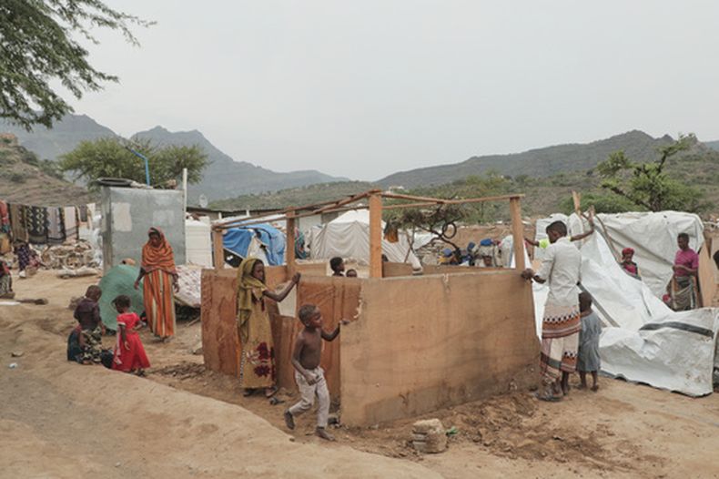 Personas desplazadas preparan un campamento en la provincia de Taix, Yemen, el 15 de septiembre de 2026. (AP Foto/Marzouq Al Jabri)