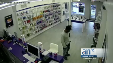 autoridades tras la busqueda de  hombre que robo con un cuchillo una tienda metro pcs 
