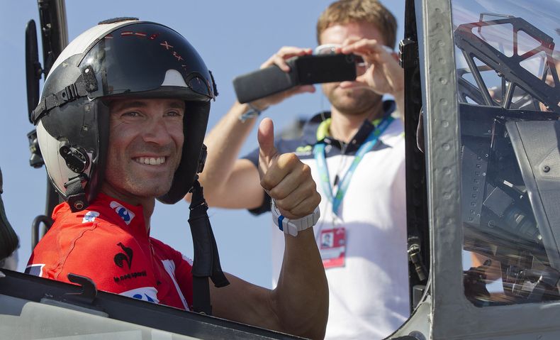 El ciclista espa&ntilde;ol Alejandro Valverde posa para una foto en la cabina de un avi&oacute;n de la marina espa&ntilde;ola el lunes, 25 de agosto de 2014, antes del inicio de la tercera etapa de la Vuelta a Espa&ntilde;a. Valverde gan&oacute; la sexta