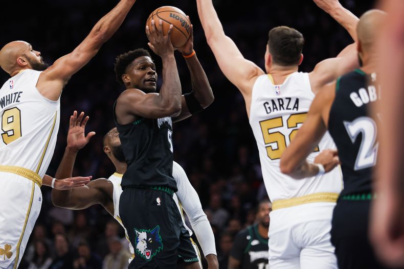 Anthony Edwards, de los Timberwolves de Minnesota, controla el balón en el partido del sábado 29 de noviembre de 2025, ante los Celtics de Boston (AP Foto/Lily Dozier)
