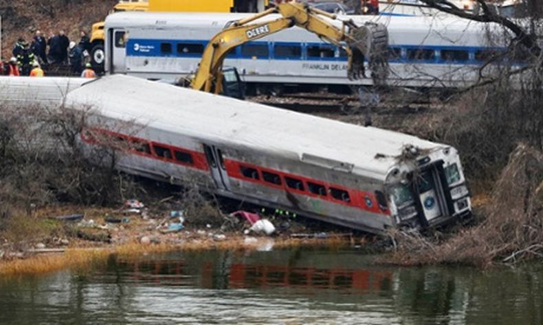 Durante este fin de semana se registraron dos aparatosos accidentes, el descarrilamiento de un tren en Nueva York y la colisión de un helicóptero sobre un pub en Reino Unido.