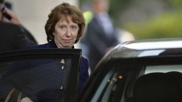 americateve | La ala representante de pol&iacute;tica exterior de la Uni&oacute;n Europea, Catherine Ashton, se retira de un hotel durante las conversaciones nucleares a puertas cerradas en las oficinas de las Naciones Unidas en Ginebra, Suiza, el viernes 8 de noviembr