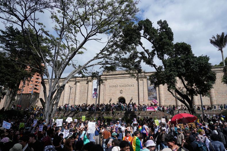 Manifestantes protestan contra la orden del presidente Abelardo de la Espriella de retirar del Museo Nacional las exposiciones sobre violencia política, el sábado 17 de octubre de 2026, en Bogotá, Colombia. (AP Foto/Fernando Vergara)