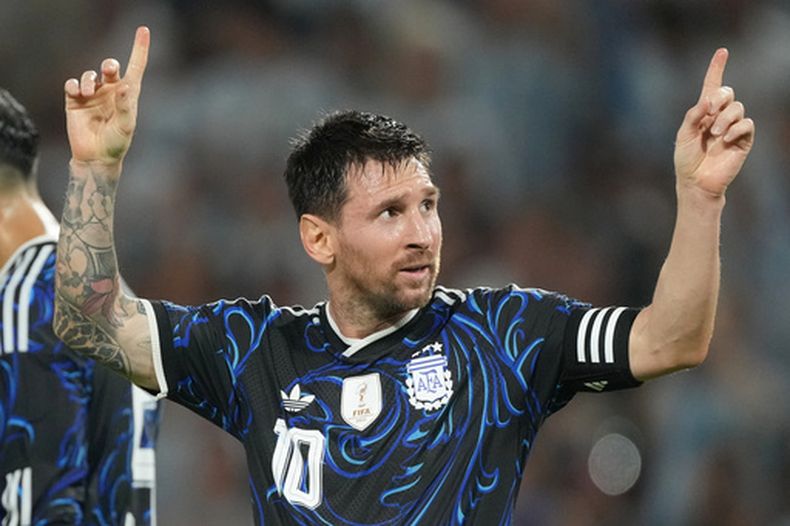 El capitán Lionel Messi celebra tras anotar el segundo gol de Argentina ante Zambia en un amistoso disputado en el estadio La Bombonera de Buenos Aires, el martes 31 marzo de 2026. (AP Foto/Gustavo Garello)