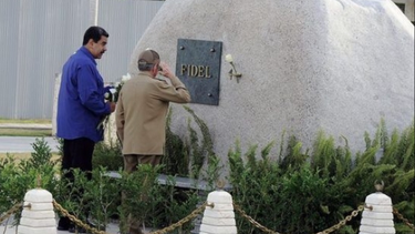 con venezuela en crisis, maduro viaja a la tumba de fidel castro