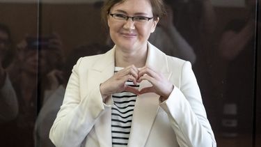 Lilia Chanysheva hace el gesto de un corazón durante una visita en el tribunal de distrito de Kirovskiy, en Ufa, Rusia, el 14 de junio de 2023. (AP Foto)