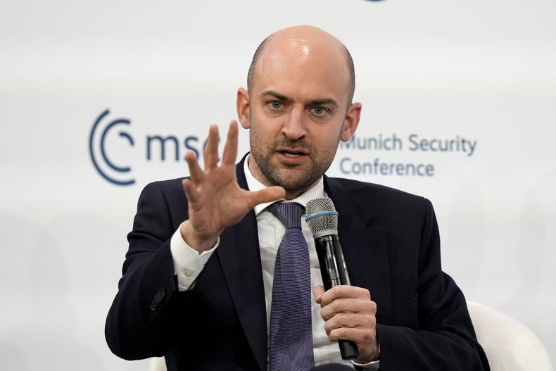 El ministro francés de Exteriores, Jean-Noel Barrot, habla en una mesa redonda durante la Conferencia de Seguridad de Múnich en el hotel Bayerischer Hof de Múnich, Alemania, el sábado 15 de febrero de 2025. (AP Foto/Matthias Schrader)