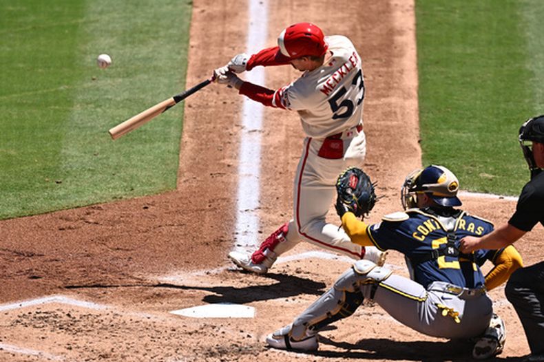 Wade Meckler, izquierda, de los Angelinos de Los Ángeles, batea jonrón de dos carreras durante la segunda entrada del juego de béisbol de Grandes Ligas ante los Cerveceros de Milwaukee, el domingo 2 de agosto de 2026, en Anaheim, California. (AP Foto/William Liang)