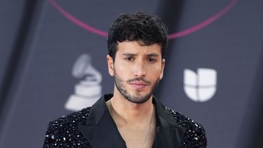 ARCHVO - Sebastián Yatra llega a la 23a entrega anual del Latin Grammy el 17 de noviembre de 2022, en Las Vegas. Yatra será maestro de ceremonias y tendrá un número musical en la 24a entrega del Latin Grammy el 16 de noviembre en Sevilla, España. (Foto AP/John Locher, archivo)