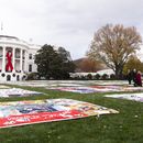 El presidente Joe Biden y la primera dama Jill Biden caminan hacia edredones para conmemorar el Día Mundial de la Lucha contra el Sida, el domingo 1 de diciembre de 2024, en Washington. (AP Foto/Manuel Balce Ceneta)