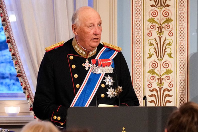 ARCHIVO - El rey Harald de Noruega ofrece un discurso durante una cena de gala en Palacio en relación con la visita de Estado de la pareja presidencial de Islandia, en Oslo, el 8 de abril de 2025. (Fredrik Varfjell/NTB Scanpix via AP, Archivo)
