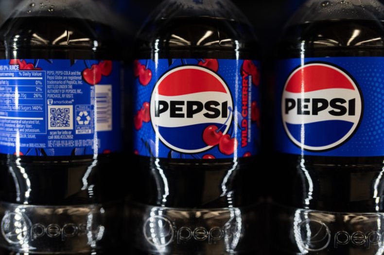 Frascos de Pepsi en un supermercado en Portland, Oregon, el 6 de enero del 2026. (AP foto/Jenny Kane)
