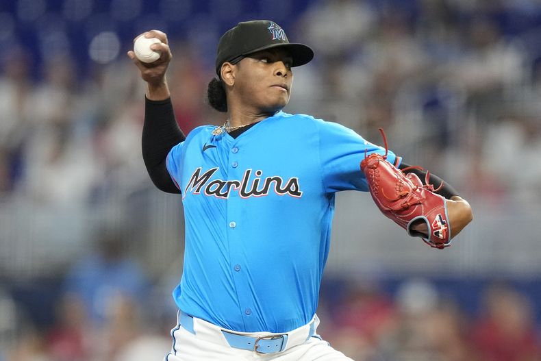 Edward Cabrera de los Marlins de Miami lanza ante los Filis de Filadelfia, el domingo 8 de septiembre de 2024, en Miami. (AP Foto/Lynne Sladky)