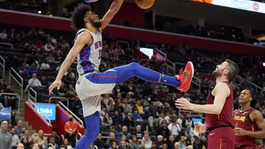 Pistons superan 106-103 a Cavaliers; tiros libres cruciales