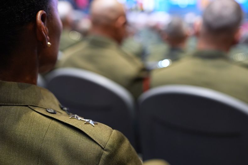 Altos mandos del ejército estadounidense escuchan al presidente Donald Trump durante su discurso en la base del Cuerpo de Marines de Quantico, en Virginia, el martes 30 de septiembre de 2025. (AP Foto/Evan Vucci)