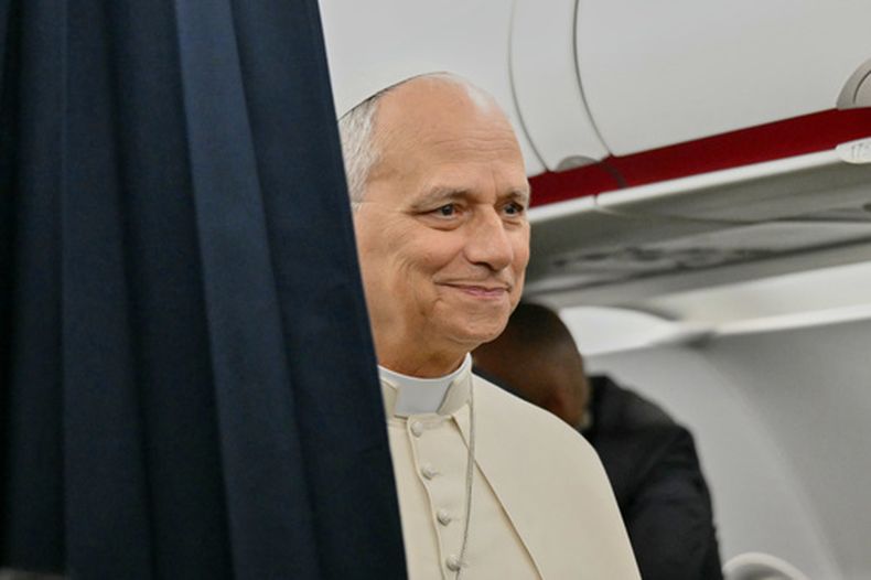 El papa León XIV habla con los periodistas a bordo del vuelo de Metz, Francia, a Roma, Italia, al término de su visita de cuatro días a Francia, el lunes 28 de septiembre de 2026. (Alberto Pizzoli/Foto de pool vía AP)