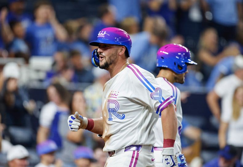 Vinnie Pasquantino, de los Reales de Kansas City, celebra después de batear un cuadrangular durante la sexta entrada del juego de béisbol de Grandes Ligas, contra los Tigres de Detroit, el viernes 21 de agosto de 2026, en Kansas City, Missouri. (AP Foto/Colin E. Braley)