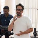 Lin-Manuel Miranda habla con los asistentes durante el evento de clausura del Fondo Flamboyán para las Artes en el Museo de Arte Contemporáneo de San Juan, Puerto Rico, el sábado 13 de septiembre de 2025. (Foto AP/Alejandro Granadillo)