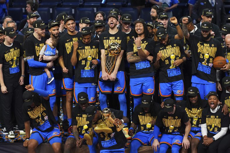 Jugadores del Thunder de Oklahoma City celebran tras ganar el título de la NBA al superar en el juego 7 a los Pacers de Indiana el domingo 22 de junio del 2025. (AP Foto/Nate Billings)