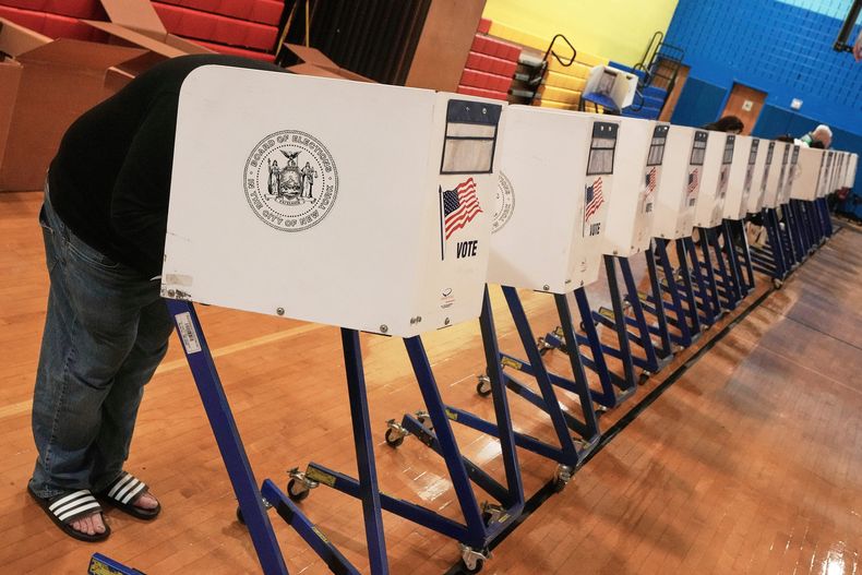 Un votante llena su boleta en un centro de votación, en Nueva York, el martes 4 de noviembre de 2025. (AP Foto/Richard Drew)