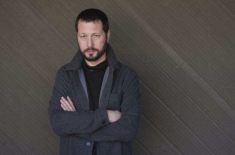Mstyslav Chernov, director del documental “2000 Meters to Andriivka”, posa para un retrato durante el Festival de Cine de Sundance el jueves 23 de enero de 2025 en Park City, Utah. (Foto AP/Chris Pizzello)