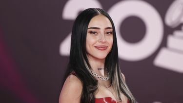 ARCHIVO - Nicki Nicole llega a la 24a entrega anual del Latin Grammy en Sevilla, España, el jueves 16 de noviembre de 2023. Nicole emprenderá su primera gira por Estados Unidos en la segunda mitad de 2024. (Foto Vianney Le Caer/Invision/AP, archivo)