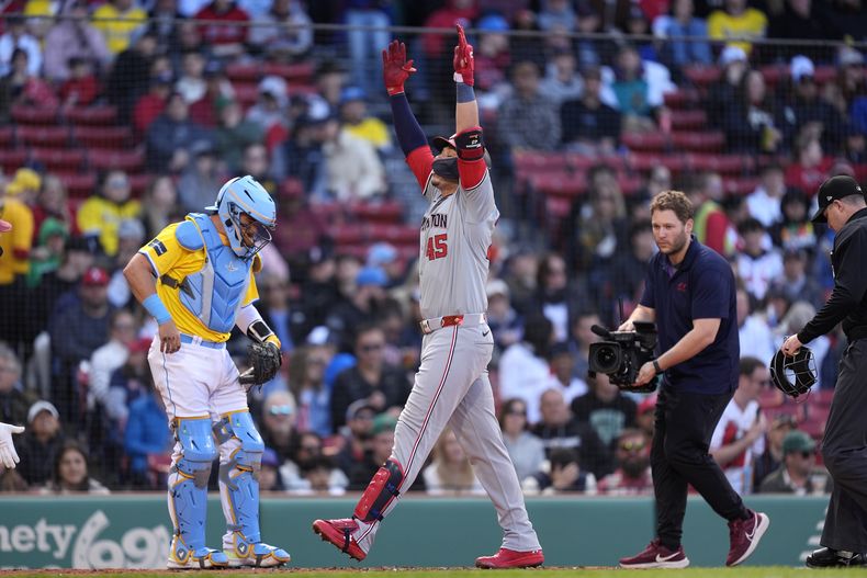 El mexicano Joey Meneses, de los Nacionales de Washington, festeja frente a Reese McGuire, de los Medias Roja de Boston, luego de conectar un jonrón en el juego del sábado 11 de mayo de 2024 (AP Foto/Michael Dwyer)