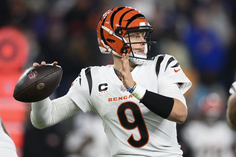 Joe Burrow (9), quarterback de los Bengals de Cincinnati, busca mandar un pase en la primera mitad del partido de la NFL en contra de los Ravens de Baltimore, el jueves 16 de noviembre de 2023. (AP Foto/Nick Wass)