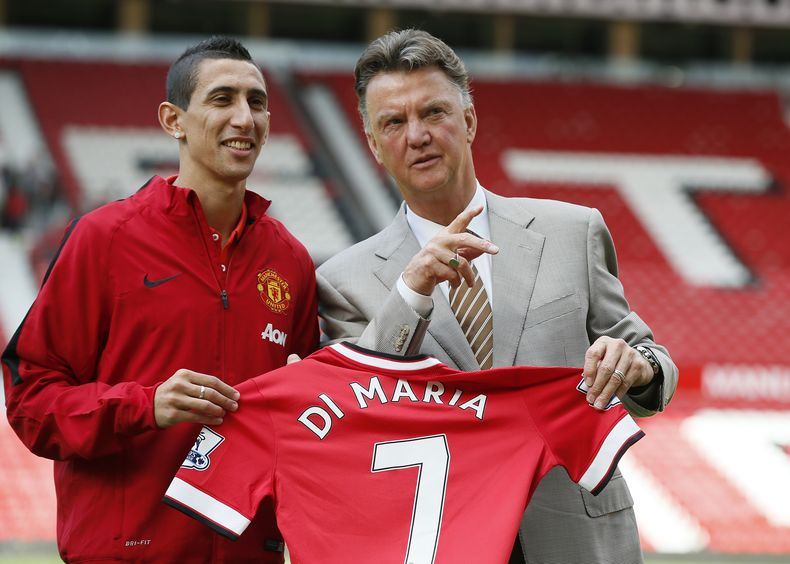 El nuevo jugador de Manchester United, Angel Di Mar&iacute;a, izquierda, y el t&eacute;cnico Louis van Gaal posan en la presentaci&oacute;n del jugador el jueves, 28 de agosto de 2014, en Manchester, Inglaterra. (AP Photo/Alastair Grant)