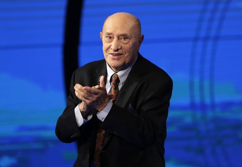 ARCHIVO - El escultor italiano Arnaldo Pomodoro asiste al programa de televisión estatal italiano RAI Che Tempo che Fa, en Milán, Italia, el domingo 18 de diciembre de 2016. (Foto AP/Antonio Calanni)