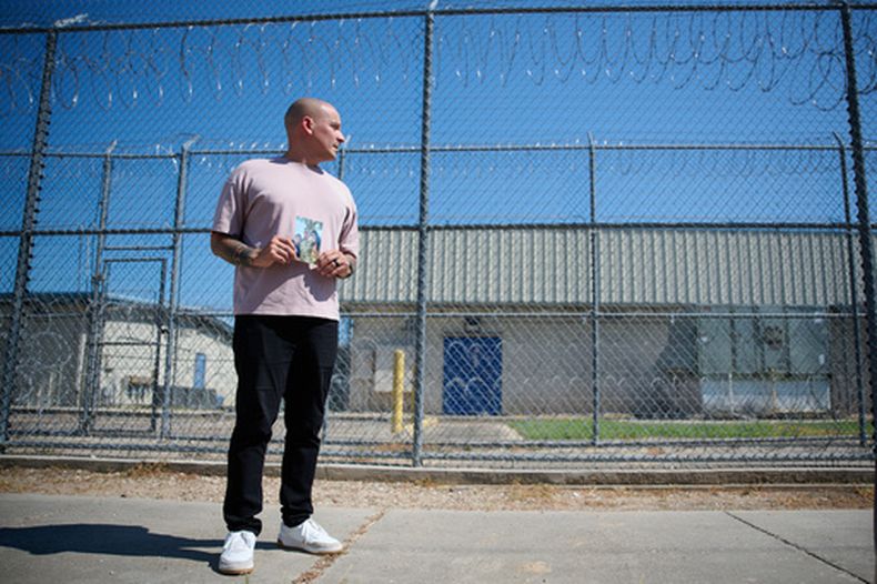 El sargento Alexis Jaramillo posa con una foto de su esposa, Maisa Lopes Eliaser, ciudadana brasileña que ha sido detenida por el ICE, antes de visitarla en el centro de procesamiento del ICE en Basile, Luisiana, el domingo 2 de agosto de 2026. (AP Foto/Joseph Vidrine)