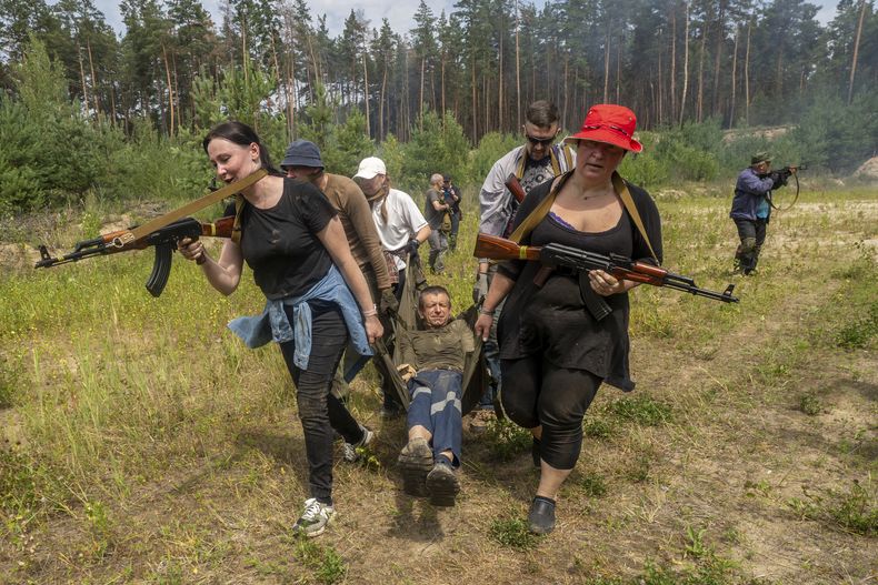 Civiles practican habilidades militares en un campo de entrenamiento en Járkiv, Ucrania, el sábado 12 de julio de 2025. (AP Foto/Andrii Marienko)