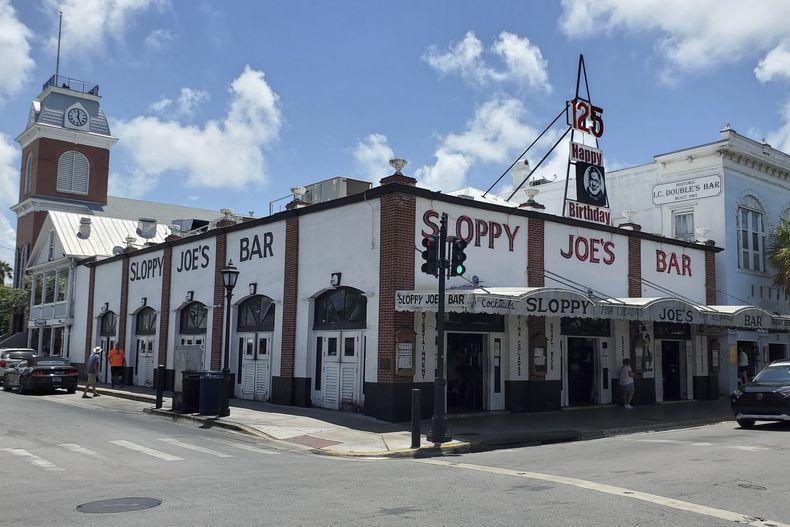 Sloppy Joes Bar en Key West, Florida, el jueves 18 de julio de 2024. El bar era uno de los sitios favoritos de Ernest Hemingway en la década de 1930 y es sede del festival Hemingway Days desde 1981. (Foto AP/David Fischer)