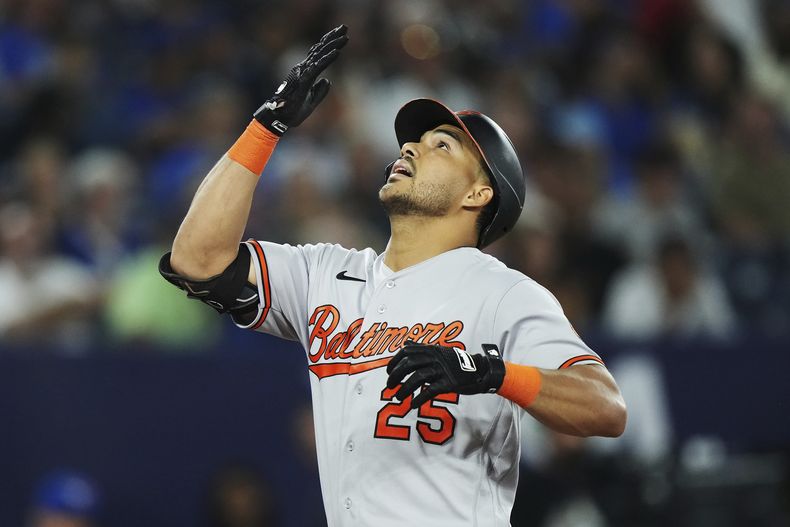 El venezolano de los Orioles de Baltimore Anthony Santander celebra su grand slam conectado ante los Azulejos de Toronto en el octavo episodio del juego en Toronto. Martes 1 de agosto de 2023. (Nathan Denette/The Canadian Press via AP)